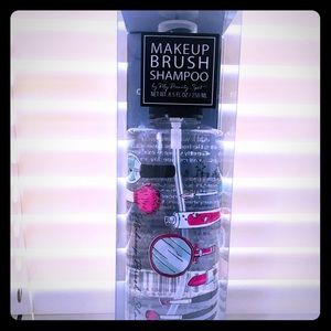 Makeup brush cleaner